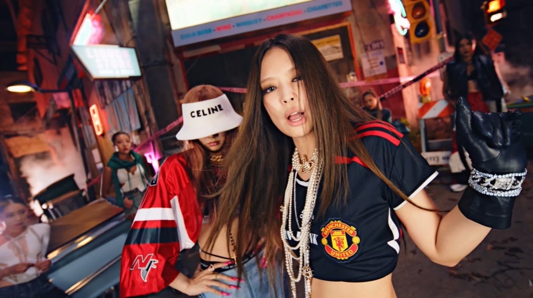 Trong đoạn rap với Lisa, Jennie mặc áo Man United