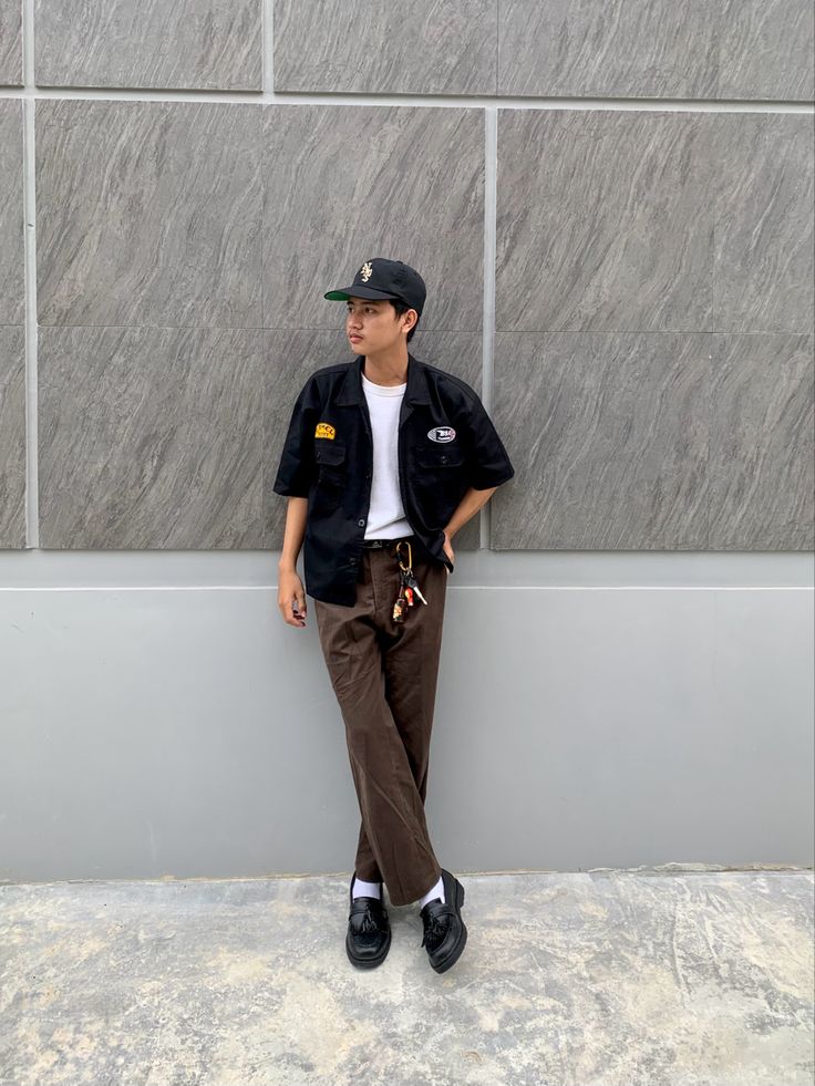 Nên chọn quần slim-fit vừa vặn hoặc quần ống đứng để giữ được sự chỉn chu mà vẫn cân bằng tổng thể.