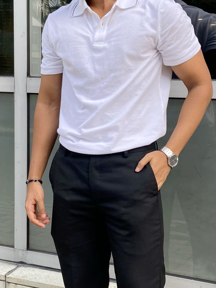 polo trắng với quần jeans đen